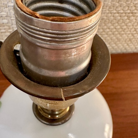 🌟HP🌟VTG 1930s-40s Fenton White Milk Glass Boudoir Lamp w/ Hand Painted Flowers - Picture 12 of 14